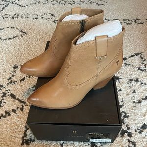 Frye Reina Bootie Sand Sz8